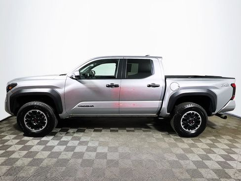 Certified 2025 Toyota Tacoma TRD Off-Road AWD/4WD image 5