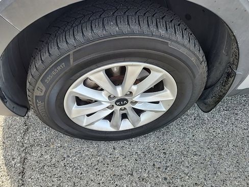 Used 2019 Kia Sorento LX image 9