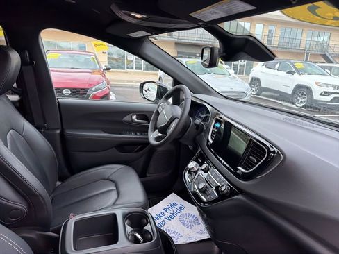 Used 2025 Chrysler Voyager LX image 14