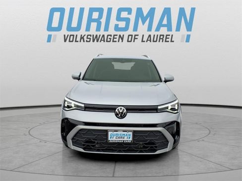 Used 2025 Volkswagen Taos SE w/ Panoramic Sunroof Package image 6