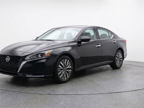 Used 2025 Nissan Altima 2.5 SV image 3