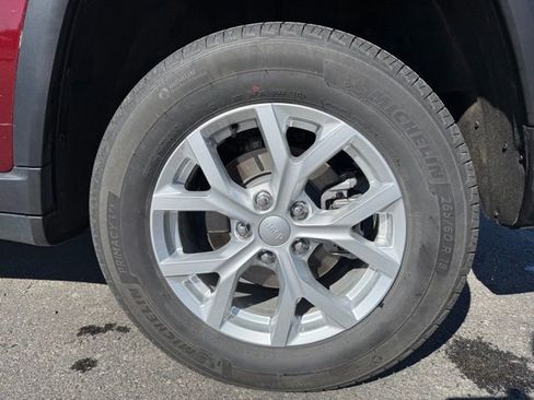 Used 2024 Jeep Grand Cherokee Limited w/ Luxury Tech Group II image 9