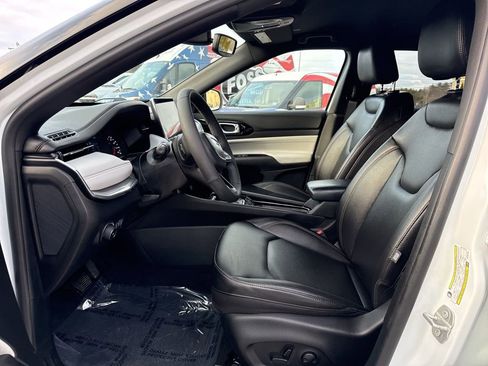 Used 2024 Jeep Compass Limited image 9