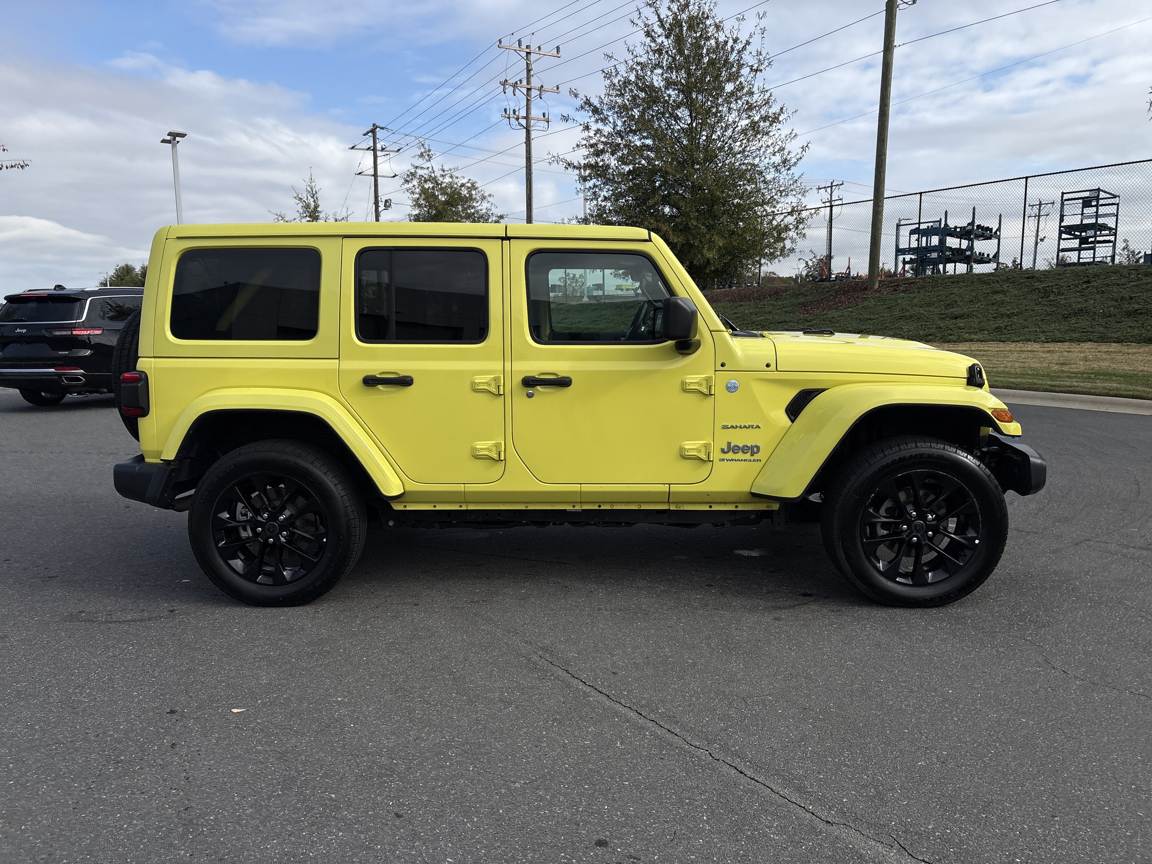 Used 2024 Jeep Wrangler Unlimited Sahara AWD/4WD image 10