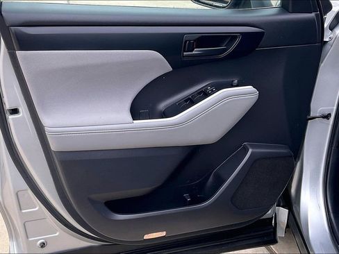 Used 2020 Toyota Highlander LE image 22