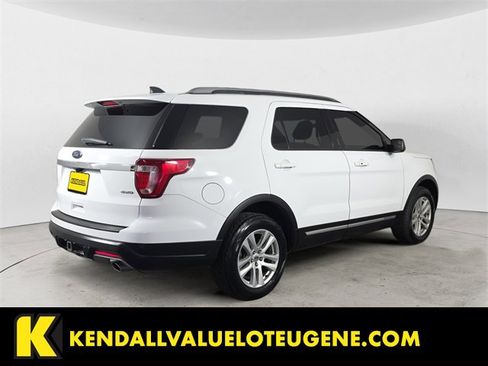Used 2018 Ford Explorer XLT image 5