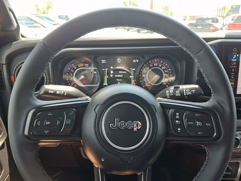 Used 2025 Jeep Wrangler Unlimited Rubicon AWD/4WD image 19