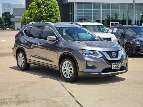 Used 2018 Nissan Rogue SV w/ Premium Package FWD image 3