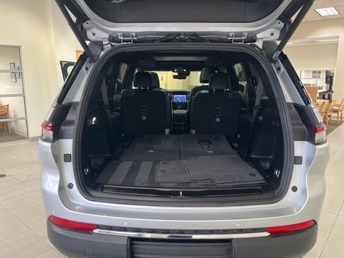 Used 2024 Jeep Grand Cherokee L Limited w/ Luxury Tech Group II image 11