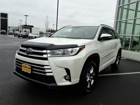 Used 2019 Toyota Highlander Limited Platinum image 3