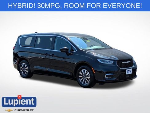 Used 2023 Chrysler Pacifica Touring-L FWD image 1