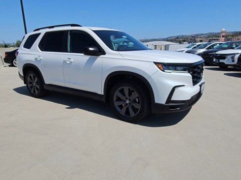 Used 2025 Honda Pilot Sport image 2