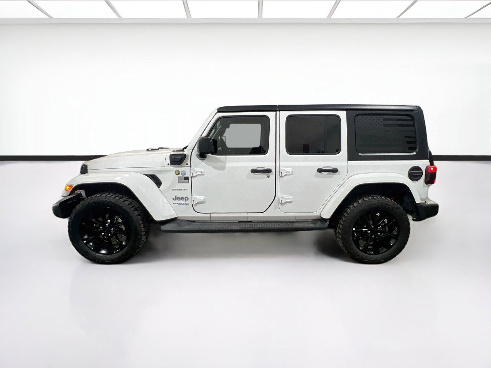 Used 2021 Jeep Wrangler Unlimited Sahara w/ Cold Weather Group AWD/4WD image 23
