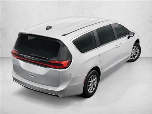 Used 2024 Chrysler Pacifica Touring-L image 9