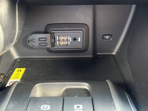 Used 2022 Toyota Venza LE image 25