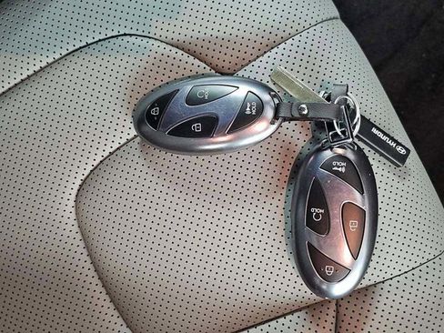 Used 2025 Hyundai Elantra Limited image 13