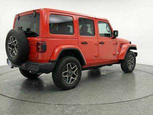 Used 2025 Jeep Wrangler Sahara image 9