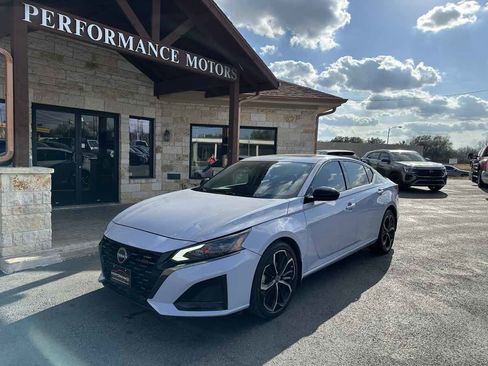 Used 2023 Nissan Altima 2.5 SR w/ SR Premium Package image 1