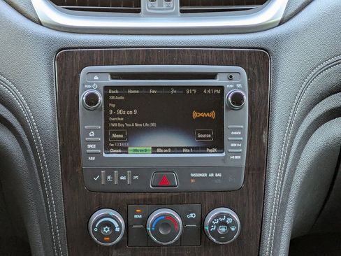 Used 2017 Chevrolet Traverse LT w/ Style and Technology Package image 18