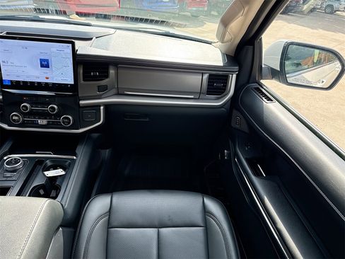 Used 2024 Ford Expedition XLT image 23