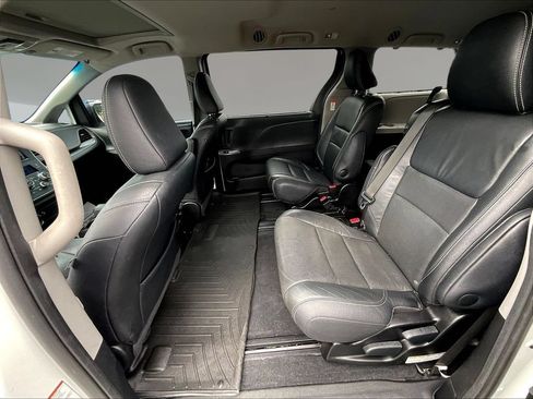 Used 2016 Toyota Sienna SE FWD image 22