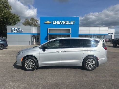 Used 2024 Chrysler Pacifica Limited image 1