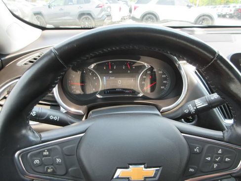 Used 2018 Chevrolet Malibu LT w/ Leather Package FWD image 24
