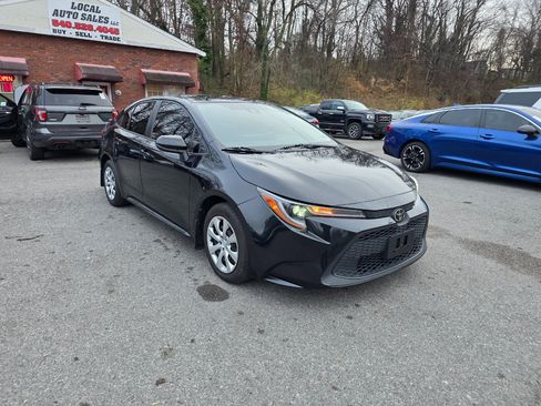Used 2021 Toyota Corolla LE image 3