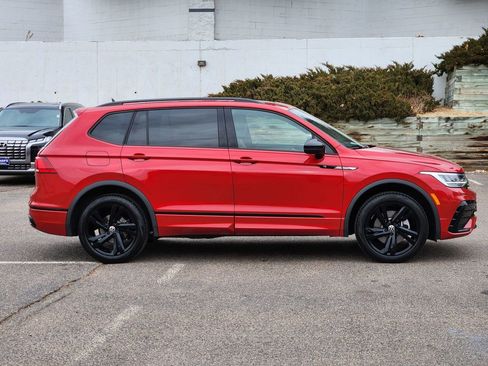 Certified 2024 Volkswagen Tiguan SE R-Line image 2