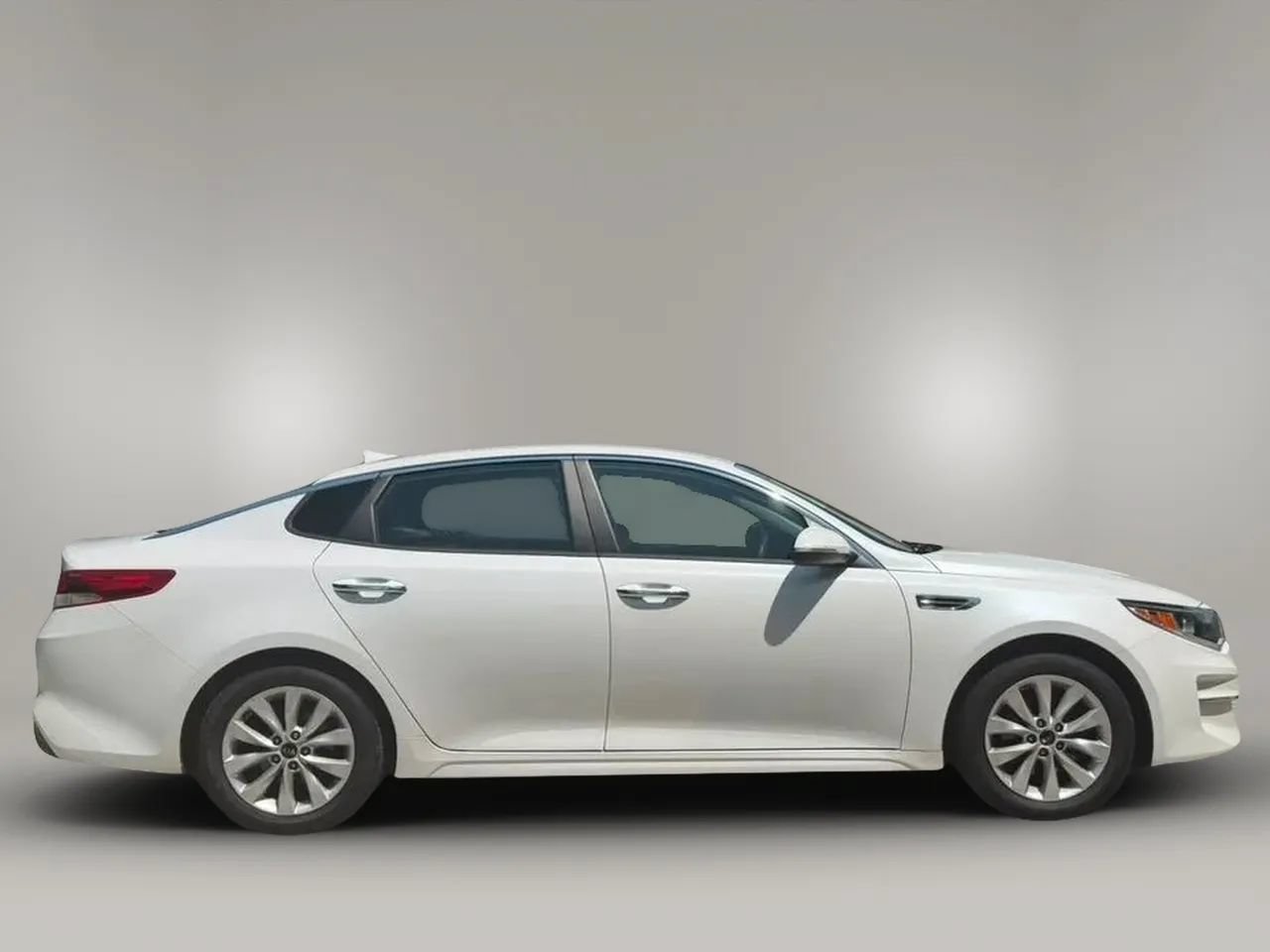 Used 2018 Kia Optima LX w/ 17" Alloy Wheels Package FWD image 4