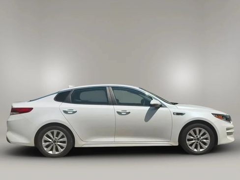 Used 2018 Kia Optima LX w/ 17" Alloy Wheels Package FWD image 4