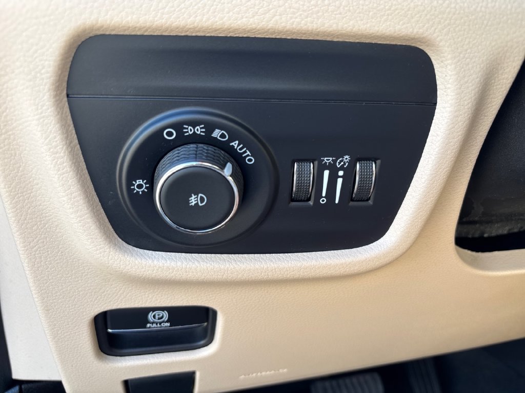 Used 2024 Jeep Grand Cherokee L Limited w/ Luxury Tech Group II AWD/4WD image 16