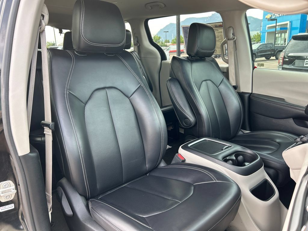 Used 2024 Chrysler Pacifica Touring-L FWD image 19