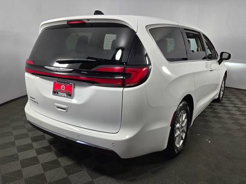 Used 2023 Chrysler Pacifica Touring-L FWD image 8