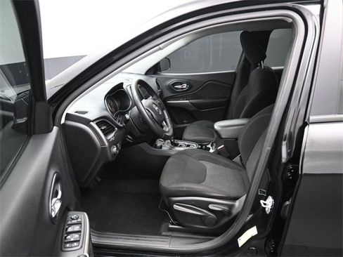 Used 2019 Jeep Cherokee Latitude w/ Cold Weather Group image 9