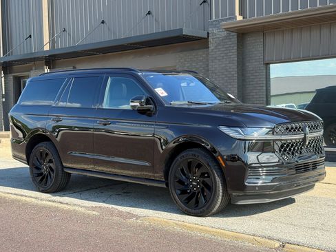 Used 2025 Lincoln Navigator Reserve w/ Jet Appearance Package AWD/4WD image 3