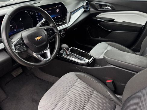 Used 2025 Chevrolet Trax LT w/ Driver Confidence Package FWD image 2