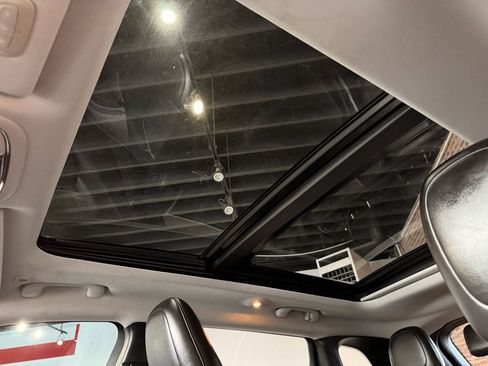 Used 2019 Jeep Cherokee Limited image 25