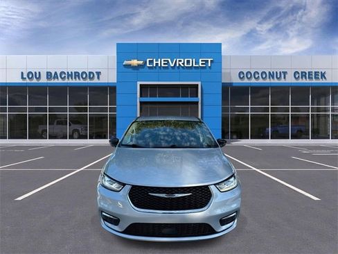 Used 2024 Chrysler Pacifica Touring-L image 3