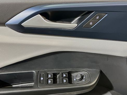 Used 2022 Volkswagen Taos SE image 13