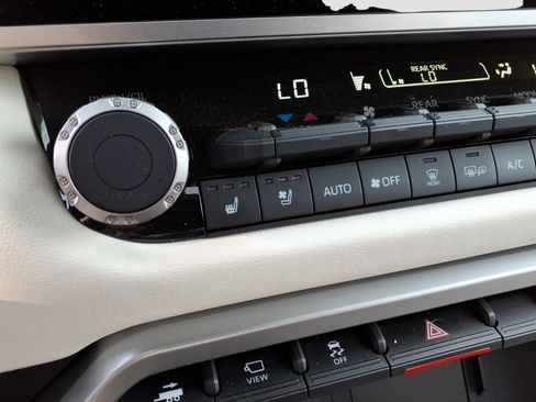Used 2025 Toyota Sequoia Capstone AWD/4WD image 20