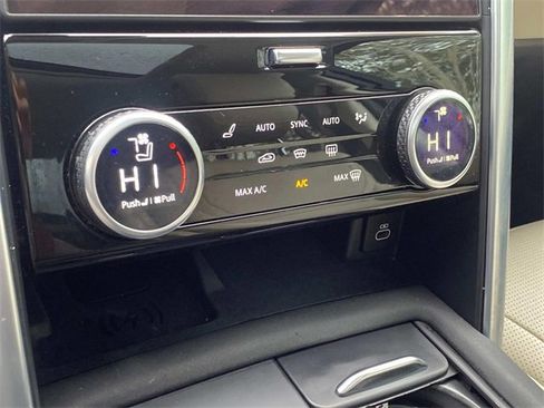 Used 2021 Land Rover Discovery S image 26