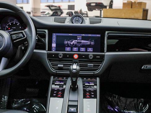 Certified 2025 Porsche Macan image 15