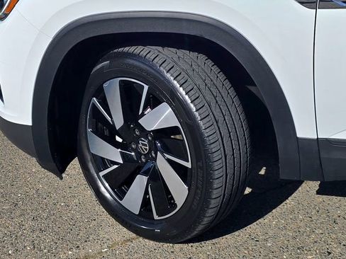 Used 2025 Volkswagen Atlas Cross Sport SE image 31