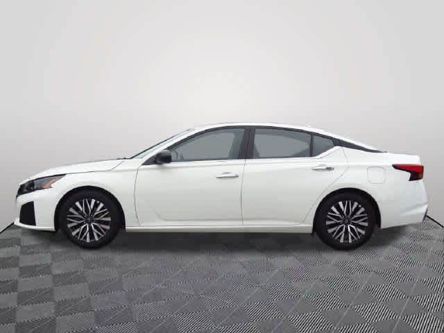 Used 2025 Nissan Altima 2.5 SV FWD image 2