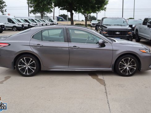 Used 2020 Toyota Camry SE FWD image 2
