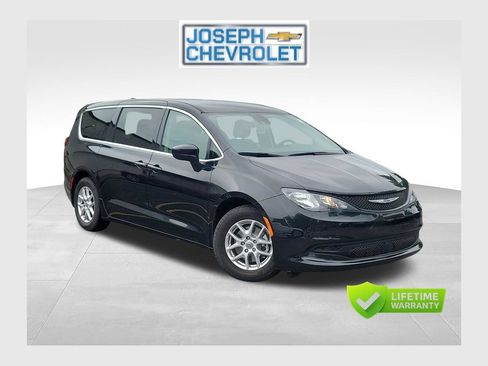 Used 2023 Chrysler Voyager LX FWD image 1