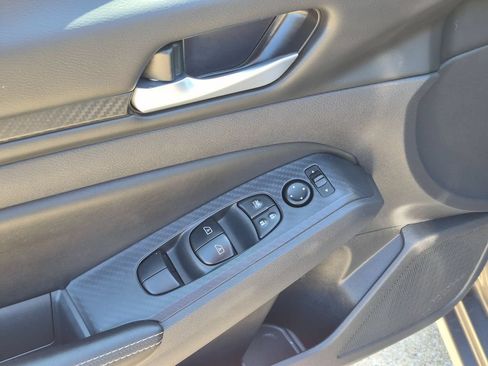 Used 2025 Nissan Altima 2.5 SV FWD image 13
