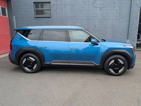 Used 2024 Kia EV9 Wind AWD/4WD image 2