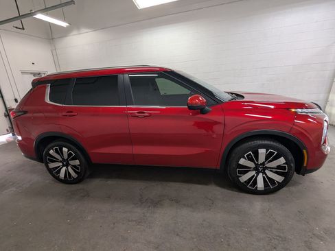 Used 2025 Mitsubishi Outlander SE AWD/4WD image 3